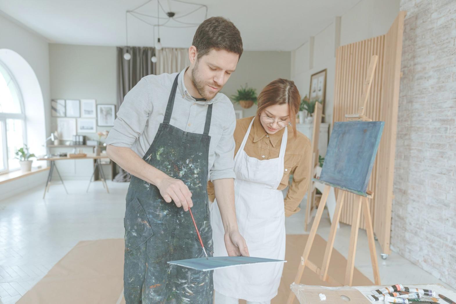 Postazione di lavoro con tablet grafico e materiali di illustrazione