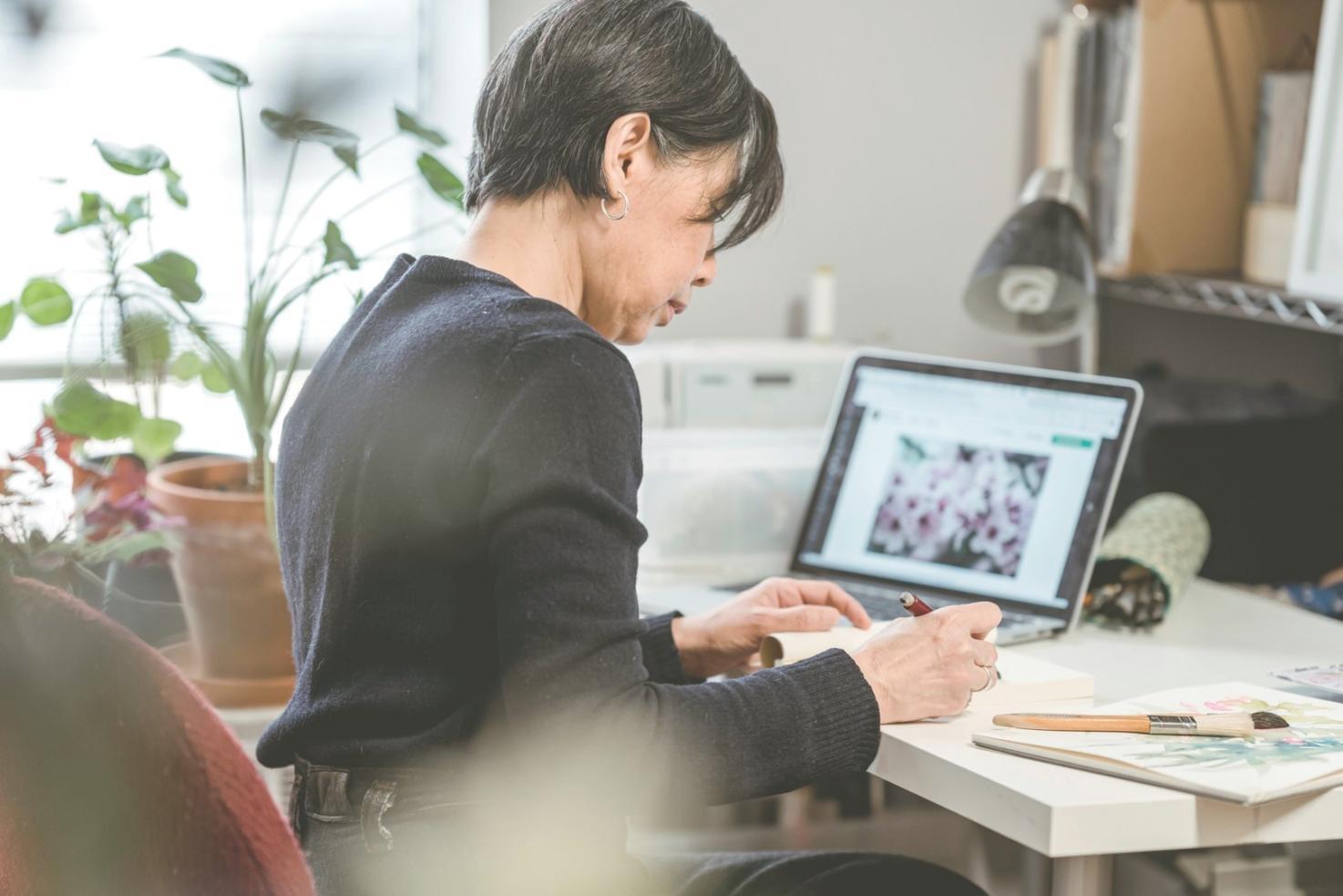 Ambiente di studio con strumenti per illustrazione tradizionale e digitale, rappresentativo del metodo didattico utilizzato